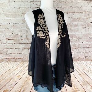 BKE Boutique embroidered lace sleeveless blouse